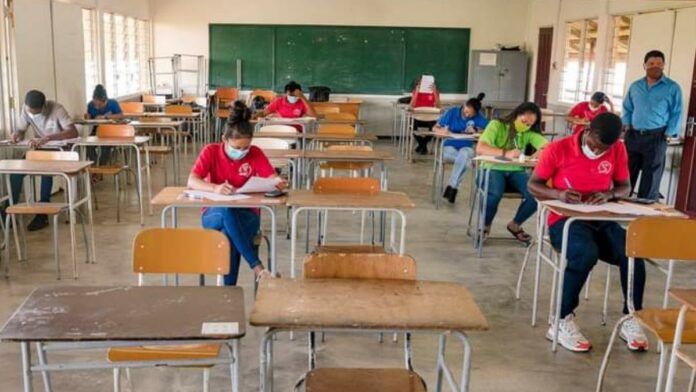 leerlingen examen Suriname