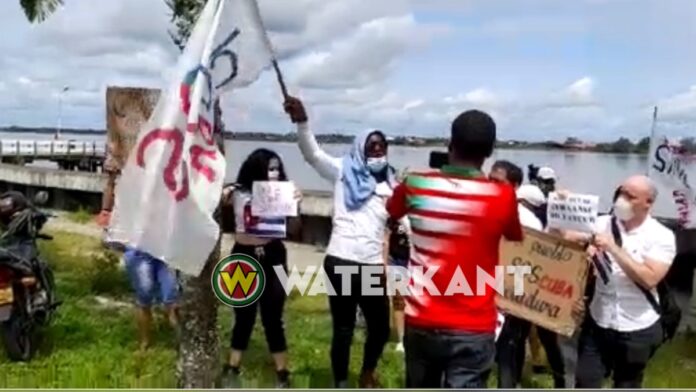 VIDEO: Cubaanse demonstranten in Suriname schelden hun president uit