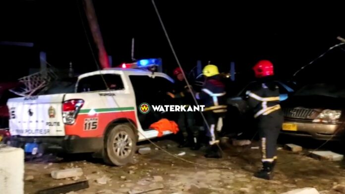 zwaar verkeersongeval politievoertuig aan de Kwattaweg Suriname