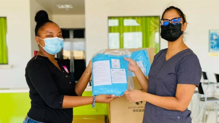 DA Drogisterij schenkt 500 PPE-jassen aan Wanica Ziekenhuis