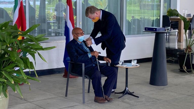 Nederlandse Koninklijke onderscheiding voor mr. André Saheblal (94)