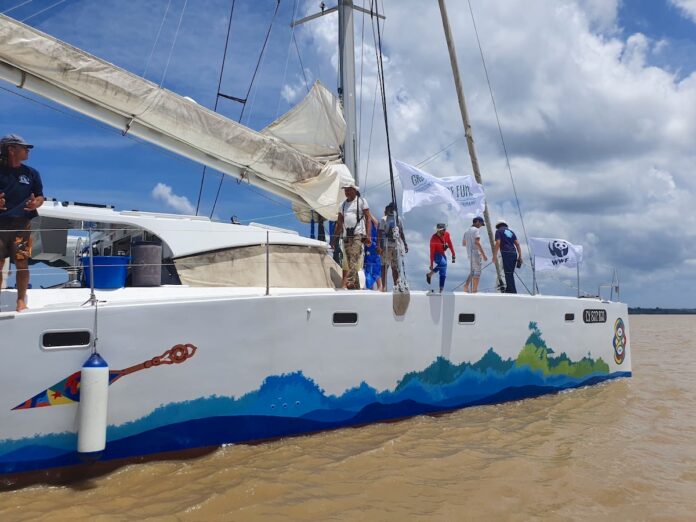 Catamaran met Surinaams team brengt mariene fauna in kaart