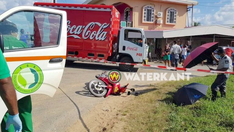 Bromfietser doodgereden door Cola truck