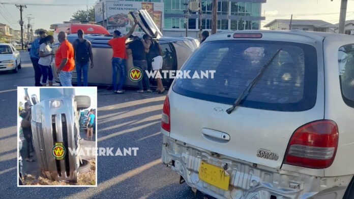 VIDEO: Busje belandt op z'n zij na aanrijding in Paramaribo-Noord