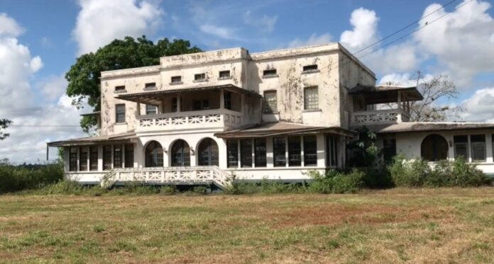 VIDEO: Surinaamse première Casa Blanca in voormalige bauxietstadje Moengo