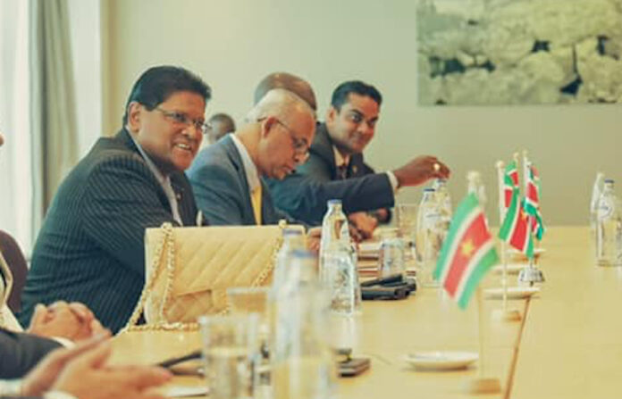 Persconferentie Surinaamse presidentiële delegatie in Nederland