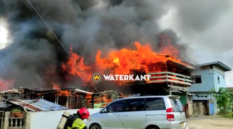VIDEO: Felle brand bij woningen aan de Karailaweg