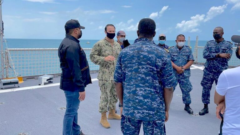 Oefening Surinaamse kustwacht met Amerikaans marineschip