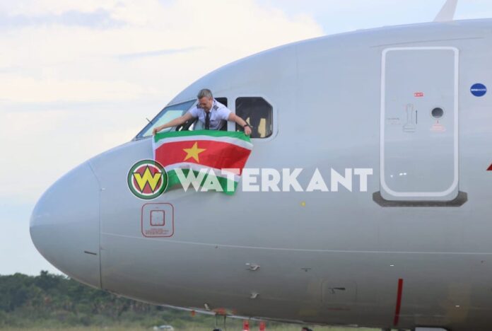 Watersaluut voor toestel American Airlines, piloot hangt Surinaamse vlag uit
