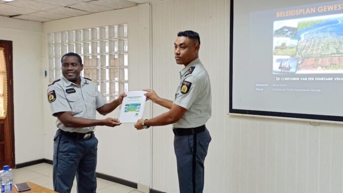 Beleidsplan Gewest Nickerie aangeboden aan hoofd Korps Politie Suriname