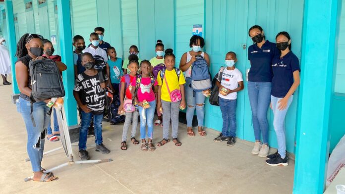 Schooltassen voor kinderen St. Stephanusschool in Suriname