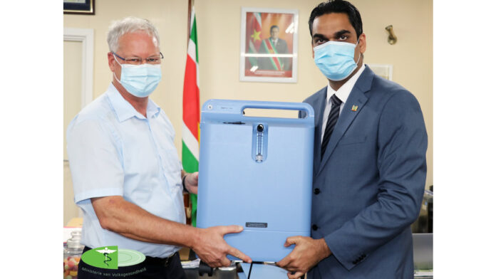 Zuurstofconcentrators overhandigd aan minister Ramadhin