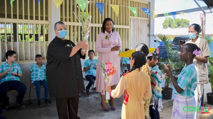 Minister van Onderwijs bezoekt school op eerste schooldag