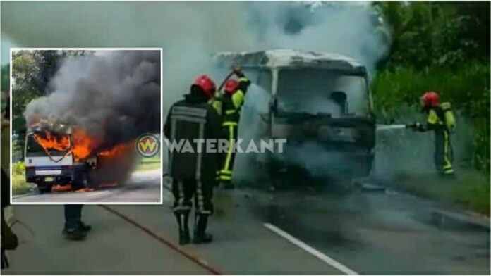 Rijdende bus met passagiers erin vliegt in brand