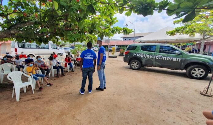 Mobiele Unit van COVID Vaccinatie Team kris kras door Suriname