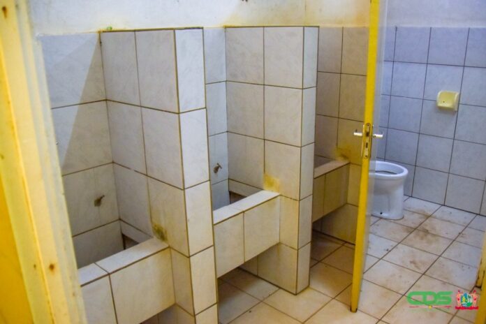 Toilet scholen Albina worden gerenoveerd door Nationaal Leger