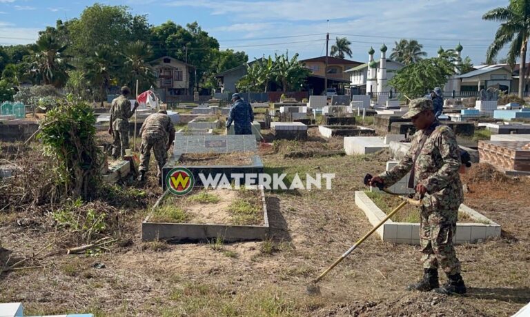 Militairen verrichten grote schoonmaak algemene begraafplaats Nickerie