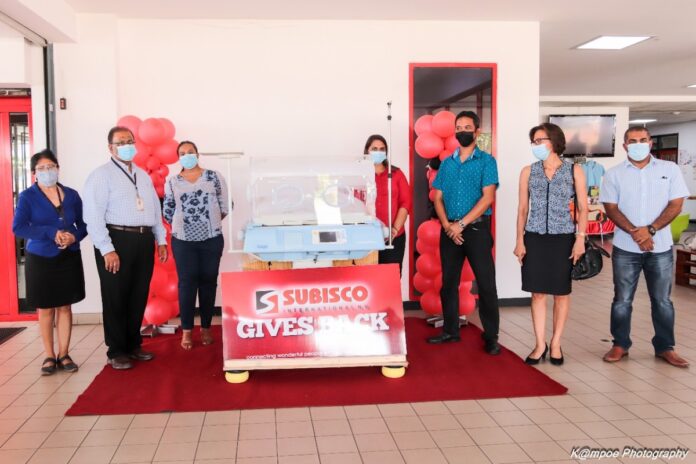 Subisco schenkt couveuse aan ziekenhuis in Nickerie