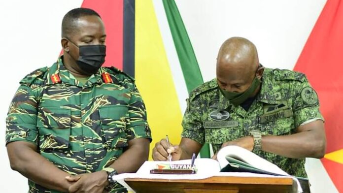 Topoverleg tussen de legerbevelhebbers van Suriname en Guyana