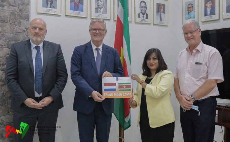 Ambassadeur Van der Zwan brengt bezoek aan minister Kuldipsingh