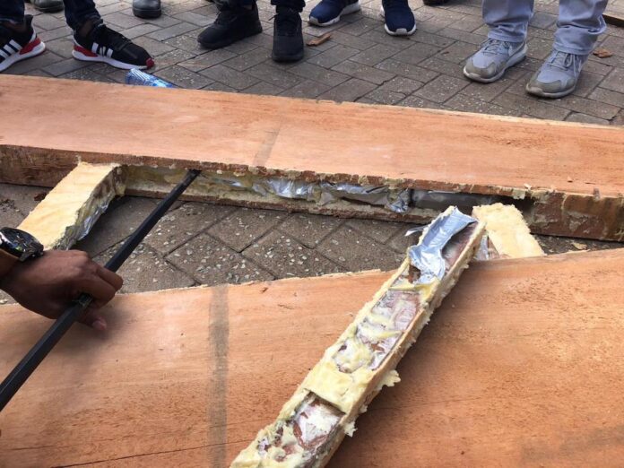 Foto's: Drugs verstopt verstop in partij hout