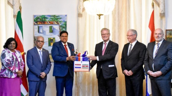 Nederland doneert 14 zeecontainers met medische hulpmiddelen aan Suriname