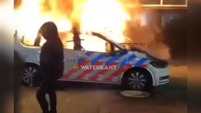 Schoten gelost en politieauto in brand bij protest in Rotterdam