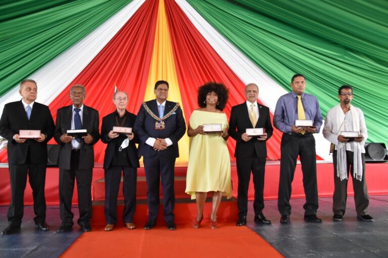 Bijzondere Surinamers gedecoreerd vanwege 46 jaar onafhankelijkheid