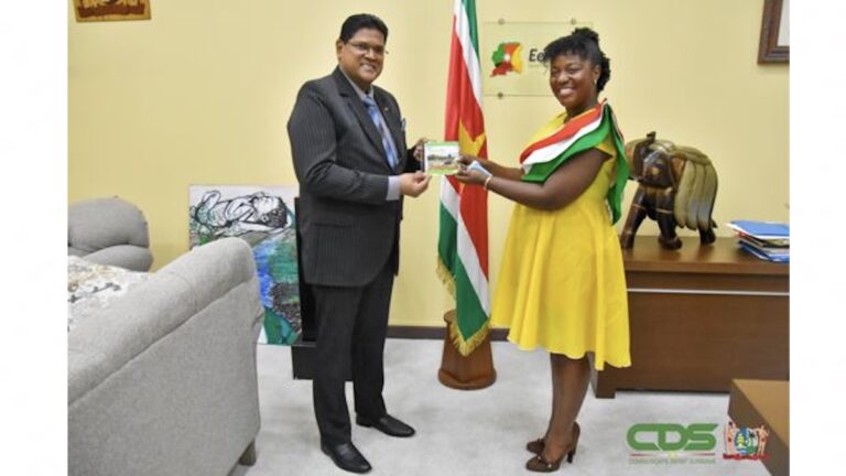 Srefidensi-nummer 'Suriname' voor president Santokhi