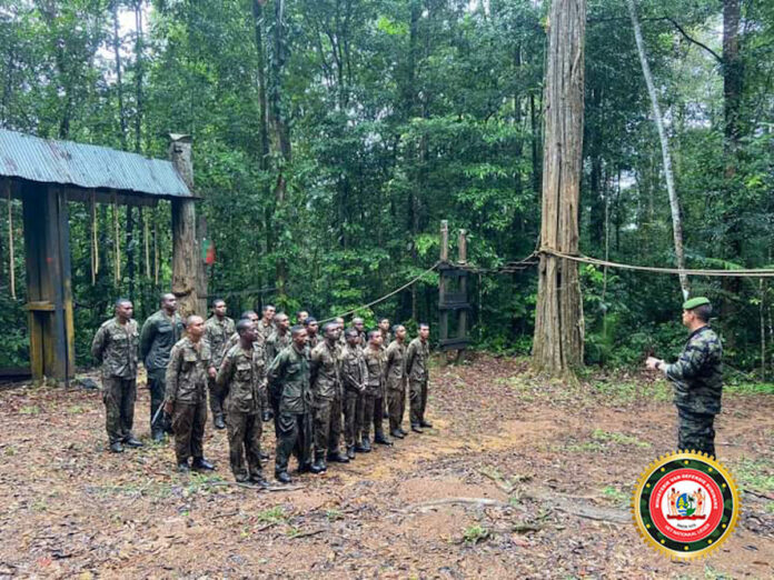 Surinaams bataljon volgt jungle warfare training in Frans-Guyana