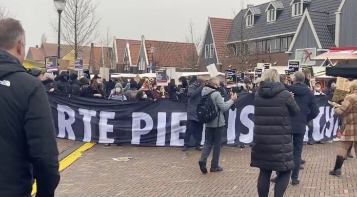 Spontane demonstratie in Volendam tegen anti-zwart racisme