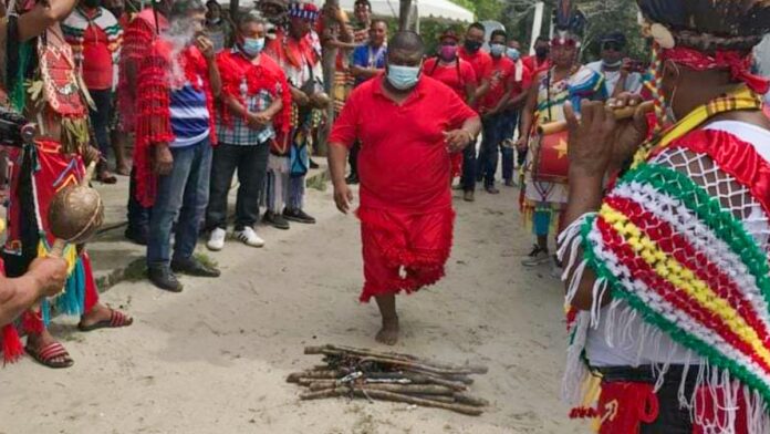 Sergio Sabajo traditioneel ingewijd als dorpshoofd Powakka