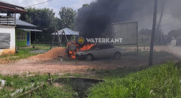 VIDEO: Mark X knalt tegen stilstaande auto en vliegt in brand