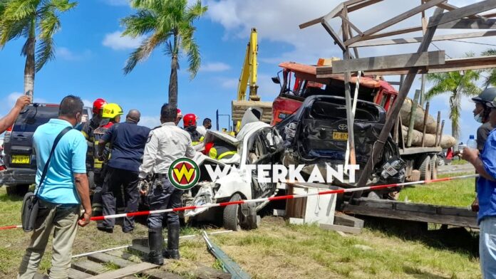 Zwaar ongeval met houttruck op Bosjebrug in Suriname