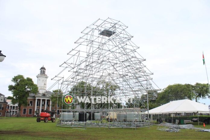 Nationale Kerstboom opgezet op Onafhankelijkheidsplein Suriname