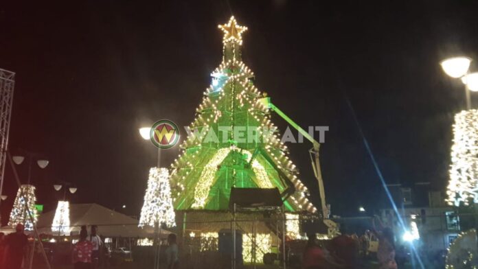 De veel besproken kerstboom op het Onafhankelijkheidsplein in Suriname is bijna af. Het Instituut van de First Lady heeft laten weten dat het ontsteken van de verlichting van de kerstboom op zondag 19 december zal plaatsvinden.