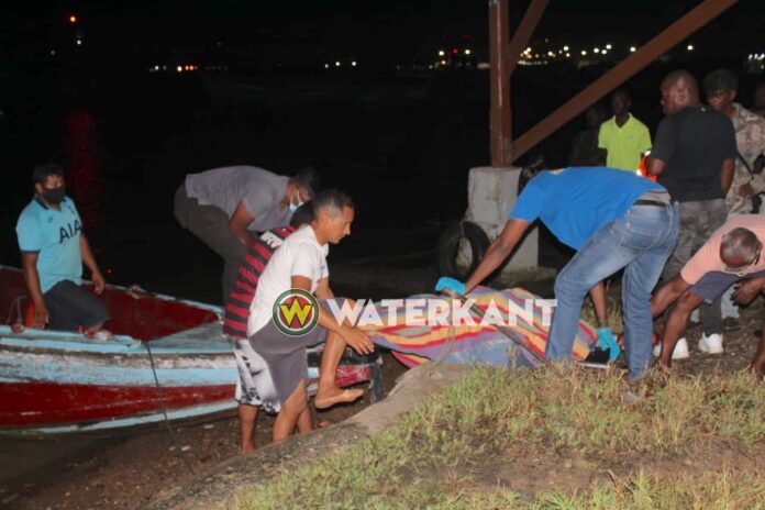 Op vissersboot overleden Braziliaan aan wal gebracht