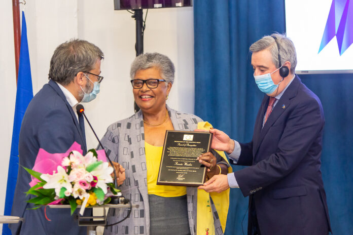 Renate Wouden wint Mensenrechtenprijs Europese Unie Delegatie voor Suriname