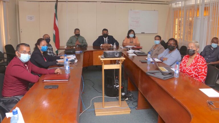 Taskforce buigt zich over sanering ambtenaren in Suriname