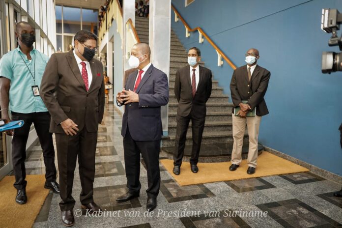 President Santokhi bezoekt Centrale Bank van Suriname