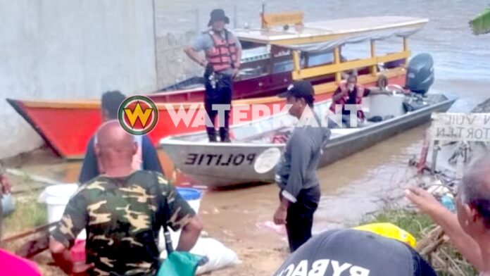 Vier jagers gered na omslaan boot op Commewijnerivier