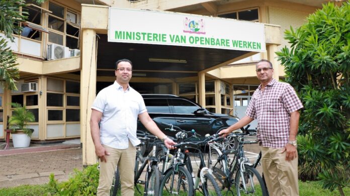 Openbare Werken Suriname krijgt fietsen gedoneerd uit Nederland