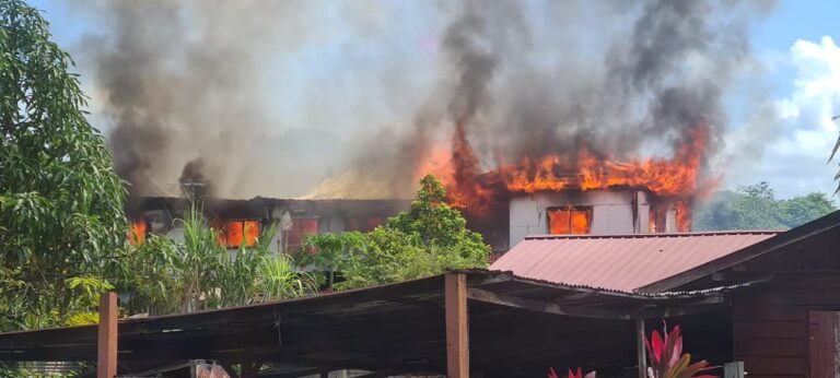 Bedlegerige man (71) levend verbrand: twee woningen volledig afgebrand 