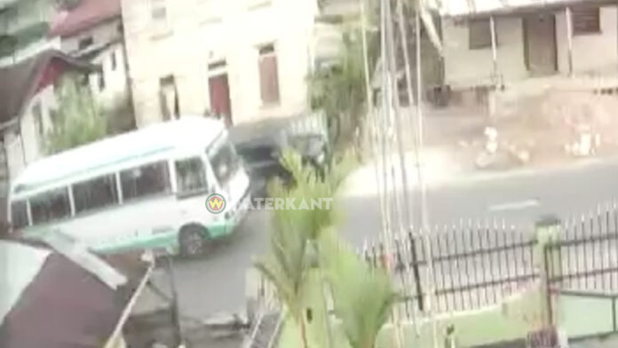 VIDEO: Buschauffeur die geparkeerde auto aanreed en doorreed aangehouden