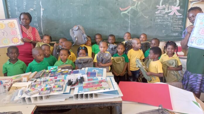 Stichting Kraktie doneert leermiddelen aan scholen in Suriname