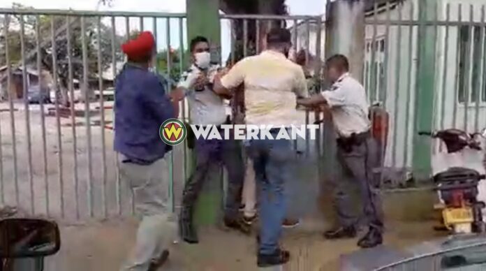 VIDEO: Opstootje vakbondsleiders met politie bij actie