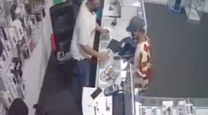 VIDEO: Beelden gewapende overval op telefoonwinkel 