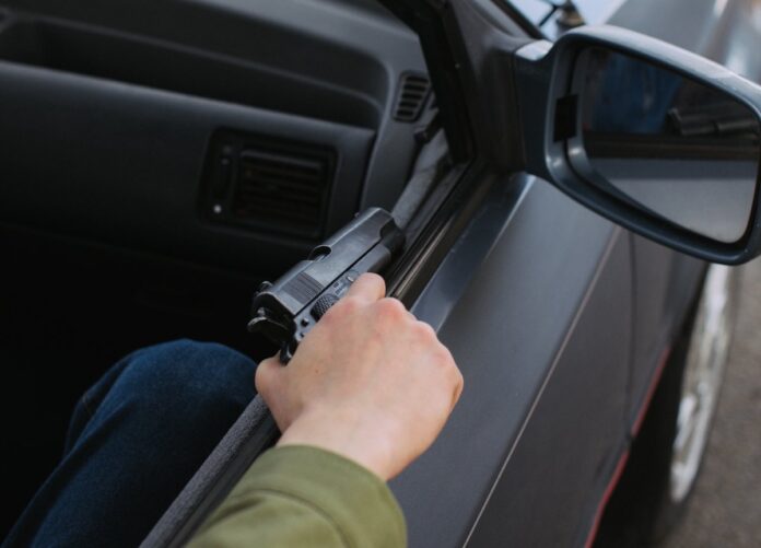 pistool vuurwapen in auto
