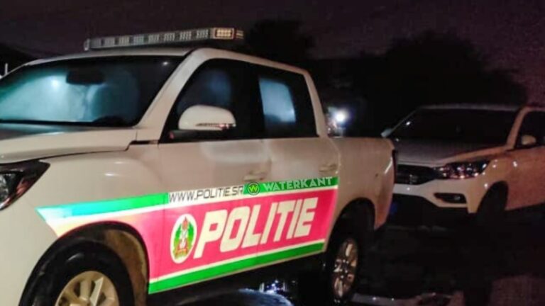 Politievoertuigen op locatie in Suriname