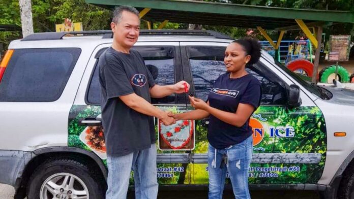 Paramaribo Zoo ontvangt auto van Sun Ice